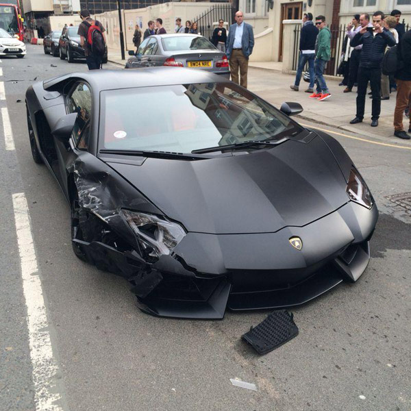 Lamborghini Aventador crash 03
